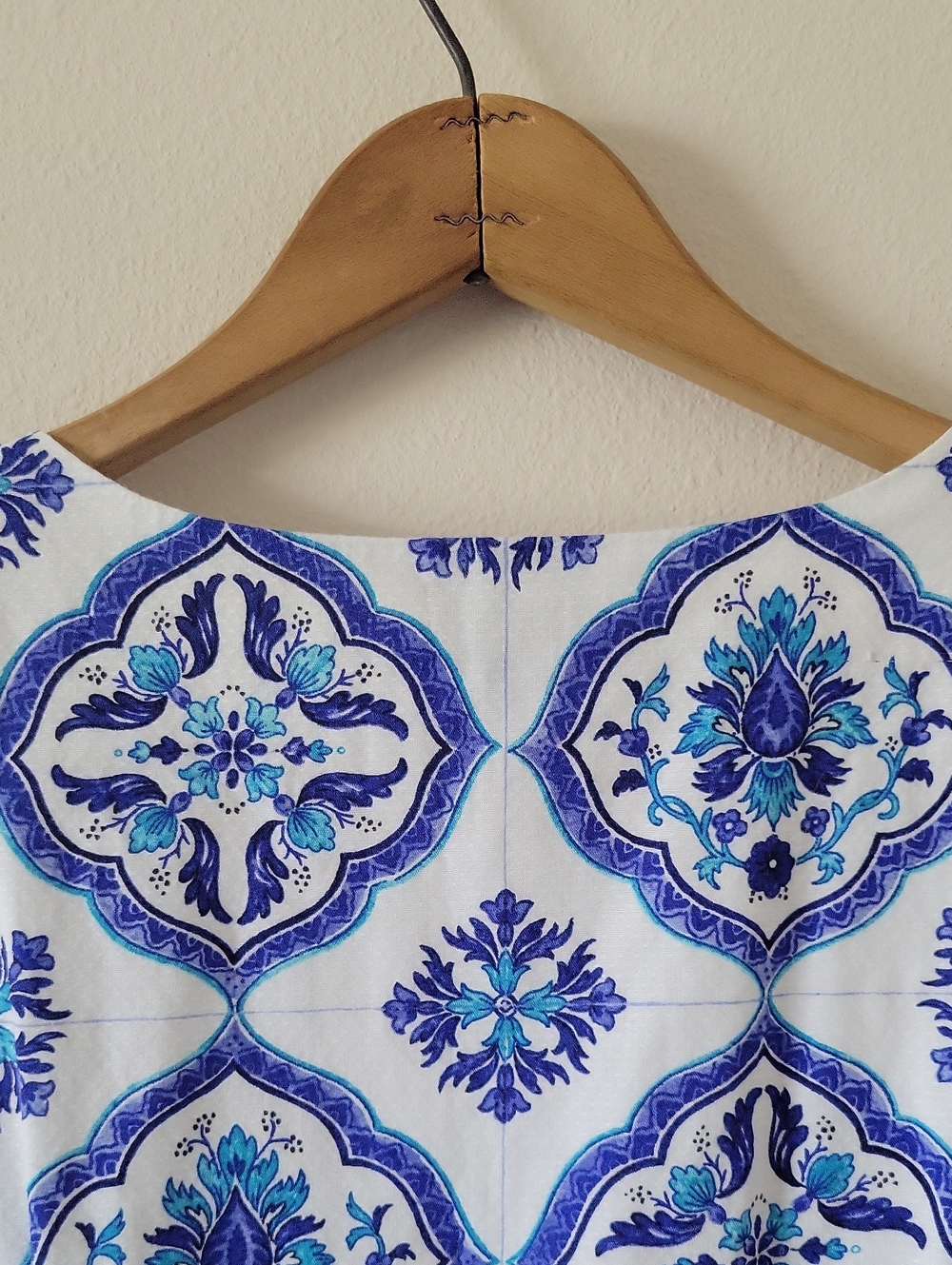 Talbots White Blue Medallion Tile Print Sleeveless Top Size 10 - Picture 5 of 7